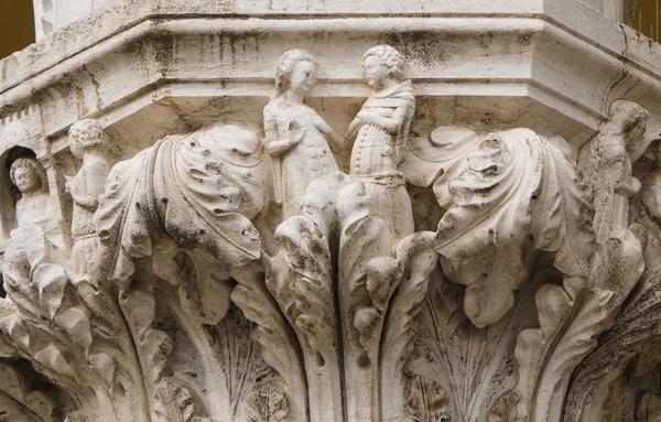 Capital de la columna adornada en el Palacio Ducal, Venecia —  Fotos de Stock