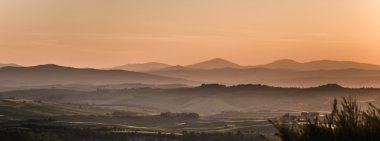 gün batımında tuscan peyzaj turuncu renkli alanlar