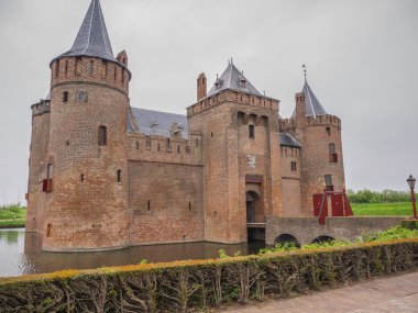muiderslot kale Hollanda üzerinde karanlık gökyüzü