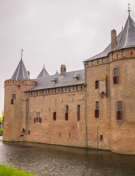 Blick auf die Burg Muiderslot in den Niederlanden unter bewölktem Himmel — Stockfoto