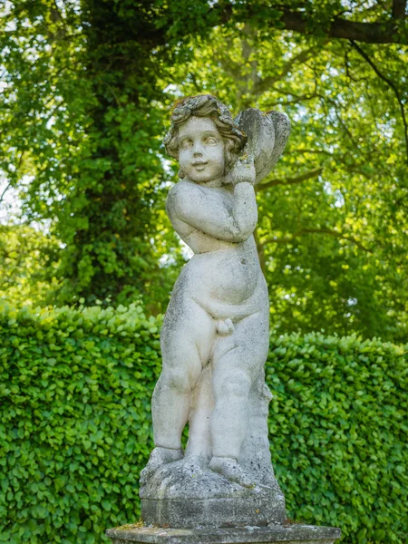 Cherubino nei giardini del Castello De Haar, Paesi Bassi — Foto Stock