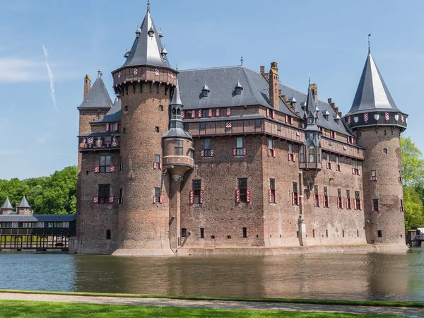 Hrad de haar, Nizozemsko, obklopen příkopem — Stock fotografie