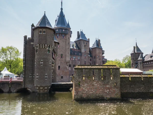 Hrad de haar, Nizozemsko, obklopený vodním příkopem — Stock fotografie