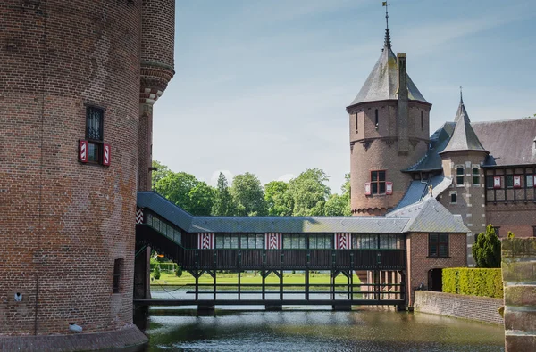 Castle De Haar, The Netherlands with its connectimg bridge — Stock Photo, Image