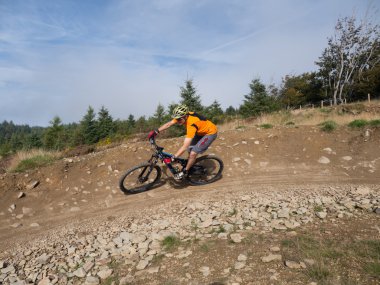 At Binme parkurları Galler'de Mountainbiker