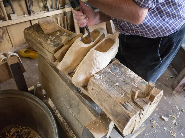 Carving en trä skor — Stockfoto
