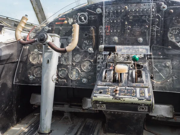 Im Cockpit eines Oldtimer-Kleinflugzeugs — Stockfoto