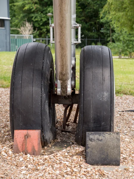 Fahrwerk eines kleinen Verkehrsflugzeugs Stockbild