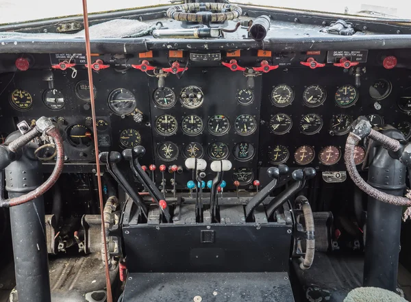 ヴィンテージ飛行機のコックピット — ストック写真