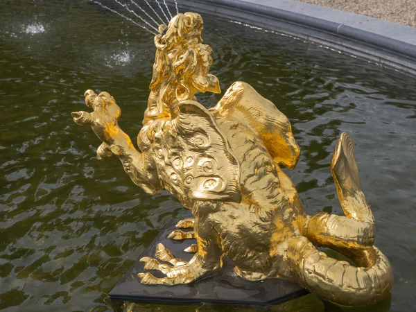 Golden dragon in fountain — Stock Photo, Image