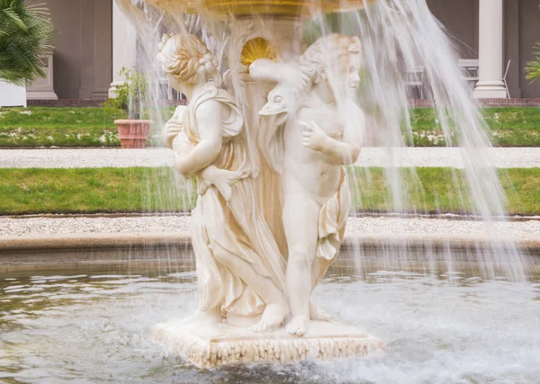 Cherub fountain with blurred water flowing — Stock Photo, Image