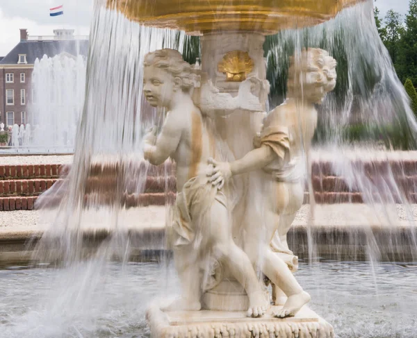 Cherub fontein met wazig water stroomt — Stockfoto