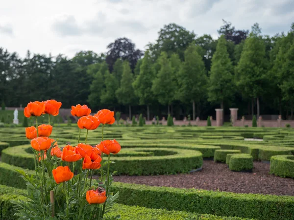 Садовники дворца Хет Лоо, Нидерланды — стоковое фото