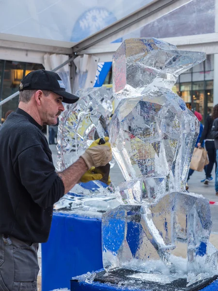 Ice sculpting at Sculpture Festival — Stock Photo, Image