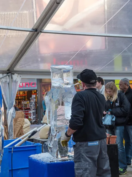 Ice sculpting at Sculpture Festival — Stock Photo, Image