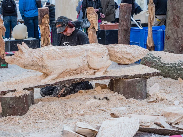 Tallado en madera en el Festival de Escultura — Foto de Stock