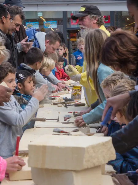 Kids learning to carve at Sculpture Festival — Stock Photo, Image
