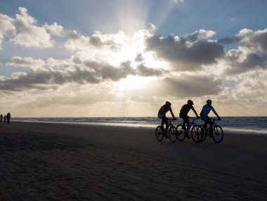 plaj race egmond-pier-egmond içinde yer alan dağ bisikletçileri