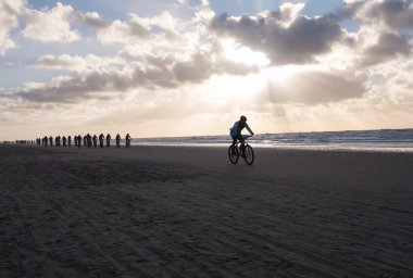 plaj race egmond-pier-egmond içinde yer alan dağ bisikletçileri