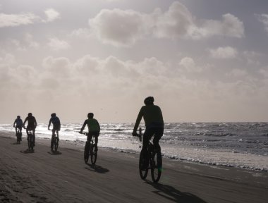 Mountain bikers taking part in the beach race Egmond-Pier-Egmond clipart