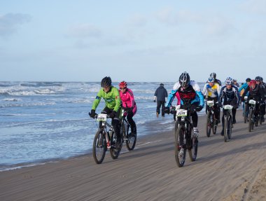 plaj race egmond-pier-egmond içinde yer alan dağ bisikletçileri