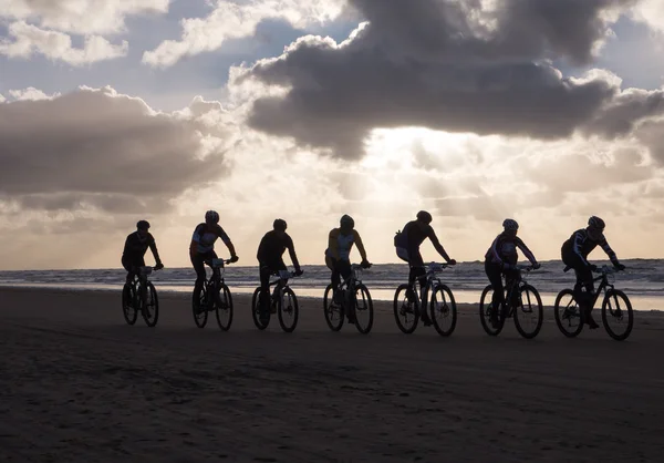 Ciclistas de montaña que participan en la carrera de playa Egmond-Pier-Egmond — Foto de Stock