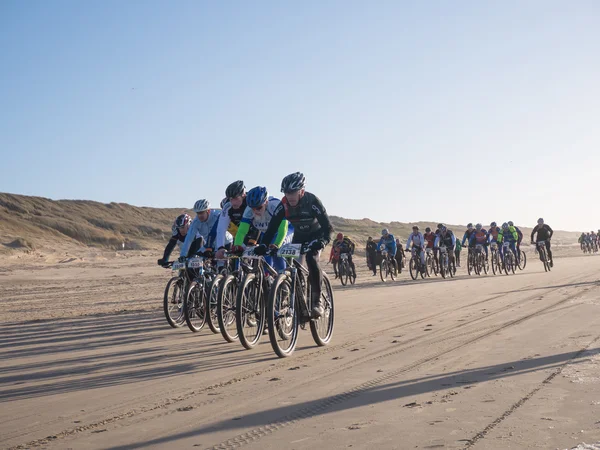 Ciclistas de montaña que participan en la carrera de playa Egmond-Pier-Egmond —  Fotos de Stock