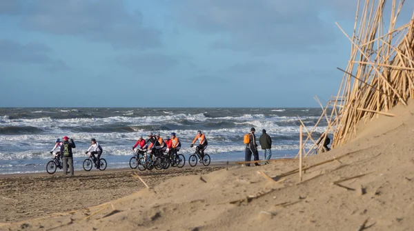 Motociclistas de montanha que participam na corrida de praia Egmond-Pier-Egmond — Fotografia de Stock