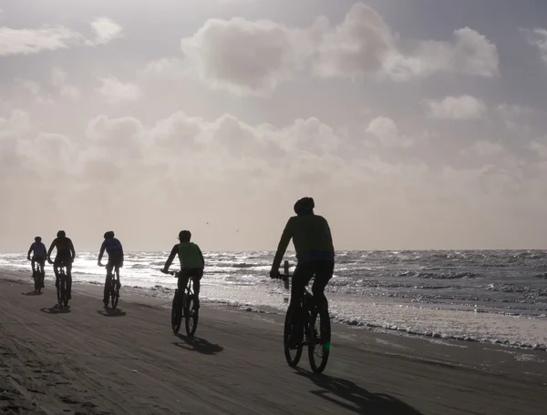 Mountainbiker nehmen am Strandrennen egmond-pier-egmond teil — Stockfoto
