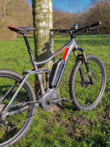 Stand van de techniek elektrisch aangedreven mountainbike — Stockfoto