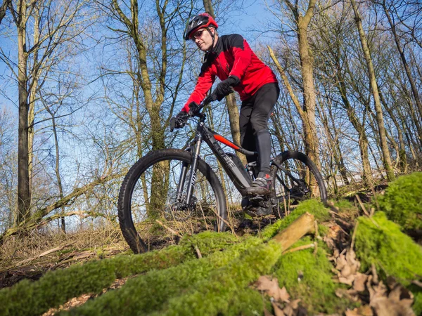 Modernstes elektrisch betriebenes Mountainbike — Stockfoto