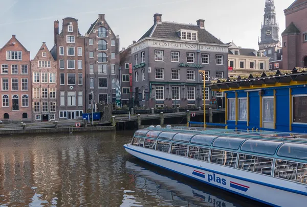 Tour boat and canal houses in Amsterdam — Stock Photo, Image