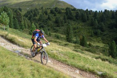 Yine de İsviçre dağ alan sürme Mountainbiker