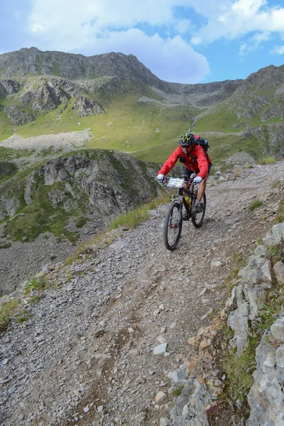 Mountainbiker rijden al Zwitserse bergen — Stockfoto