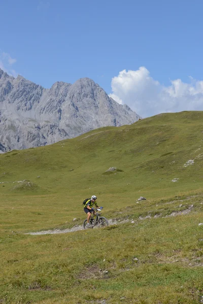 Mountain biker riding though Swiss mountain area — Stock Photo, Image
