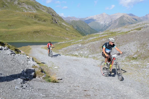 Mountainbiker fahren durch Schweizer Bergwelt — Stockfoto