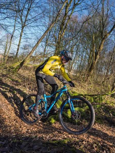 Stand van de techniek mountainbike wordt getest — Stockfoto