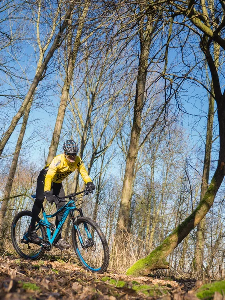 Stand van de techniek mountainbike wordt getest — Stockfoto