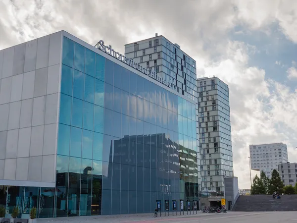 Architectuur in het moderne centrum van almere, Nederland — Stockfoto