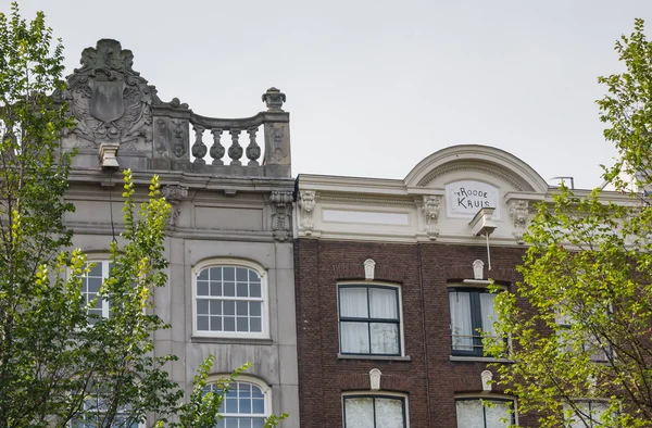 Casa típica del canal de Ámsterdam con cornisas — Foto de Stock