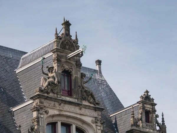 Dekorativní detail na fasádě domu průplav amsterdam — Stock fotografie