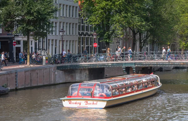 Amsterdam tourist boat — Stock Photo, Image
