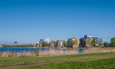 almere, net modern kent merkezinin manzarası bir parçası