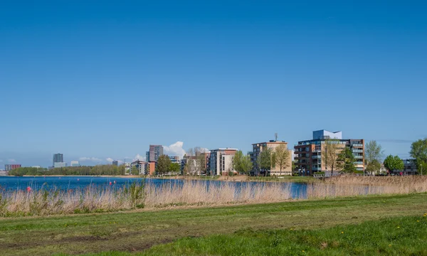 almere, net modern kent merkezinin manzarası bir parçası