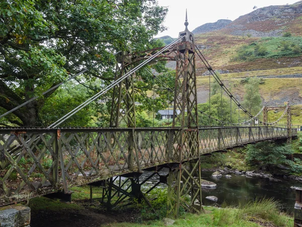 在 elan 谷，威尔士的金属桥 — 图库照片