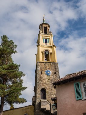 İtalyanca süslü binalar içinde portmeirion esinlenerek.