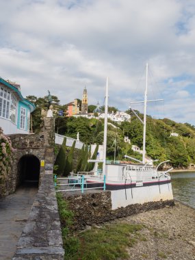 İtalyanca süslü binalar içinde portmeirion esinlenerek.