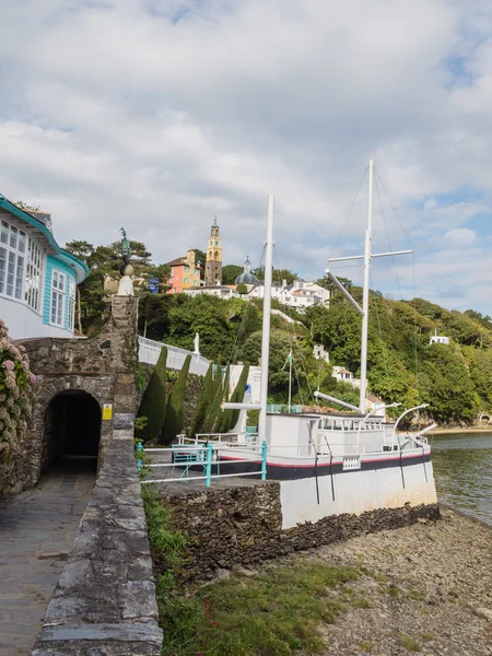 Italiaans geïnspireerd sierlijke gebouwen in portmeirion — Stockfoto