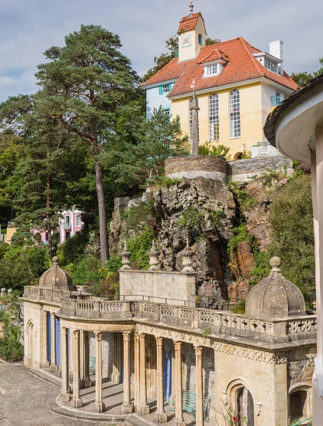 Italiaans geïnspireerd sierlijke gebouwen in portmeirion — Stockfoto