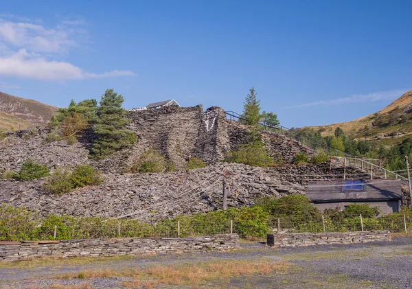 Montón de residuos de pizarra de mina de pizarra — Foto de Stock